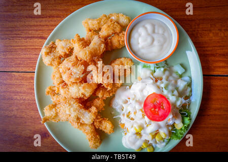 Gebratener Fisch Salat auf Teller und frisches Gemüse mit Sahne Salat Sauce/Gericht knusprig Gebratenes Fischfilet gesundes Essen Stockfoto