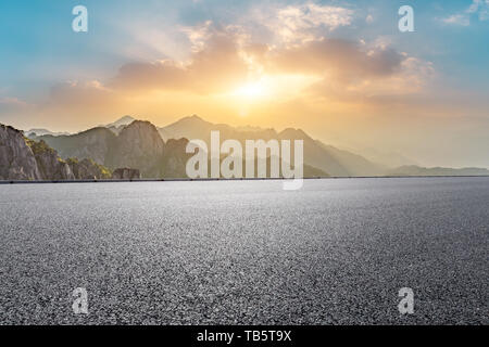 Asphalt und schöne huangshan Berge Natur Landschaft bei Sonnenaufgang Stockfoto