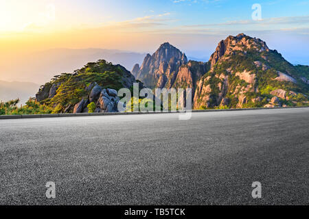 Asphalt und schöne huangshan Berge Natur Landschaft bei Sonnenaufgang Stockfoto