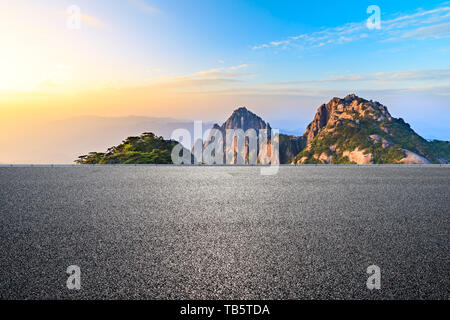 Asphalt und schöne huangshan Berge Natur Landschaft bei Sonnenaufgang Stockfoto