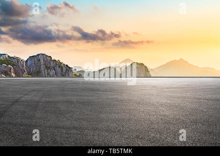 Asphalt und schöne huangshan Berge Natur Landschaft bei Sonnenaufgang Stockfoto