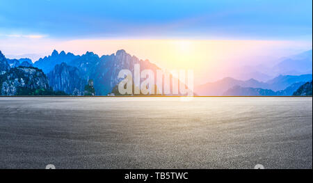 Asphalt und schöne huangshan Berge Natur Landschaft bei Sonnenuntergang, Panoramaaussicht Stockfoto