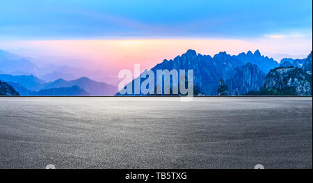 Asphalt und schöne huangshan Berge Natur Landschaft bei Sonnenuntergang, Panoramaaussicht Stockfoto