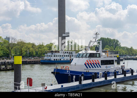 Rotterdam, Niederlande - 29 April, 2019: Rotterdam wasser Polizei Port mit einem Polizeiboot im Vordergrund. Stockfoto