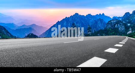 Asphalt Autobahn Straße und schöne huangshan Berge Natur Landschaft bei Sonnenuntergang, Panoramaaussicht Stockfoto