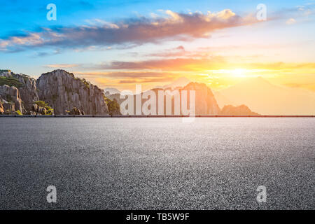 Asphalt und schöne huangshan Berge Natur Landschaft bei Sonnenaufgang Stockfoto