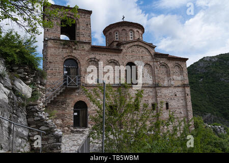 Die Kirche der heiligen Mutter Gottes in die Festung von Asen. Alte mittelalterliche Festung in der Nähe von asenovgrad Stadt. Region Plovdiv, Bulgarien Stockfoto