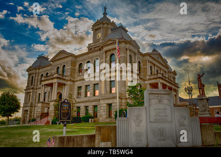 Cadiz, Ohio, USA - Juli 5, 2016: Das Harrison County Veterans Memorial mit dem Harrison County Courthouse steht im Hintergrund. Stockfoto