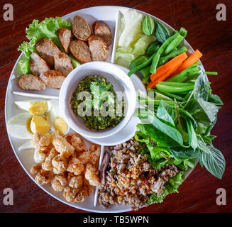 Thailändisches Essen und Gemüse-/Asiatische Lebensmittel set serviert auf Fach - Ansicht von oben Stockfoto