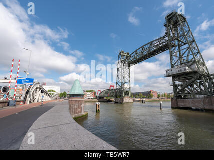 Rotterdam, Niederlande - 9. Mai 2019: Monumentale Koningshaven Eisenbahnbrücke-de Hef-weiten Betrachtungswinkel Stockfoto