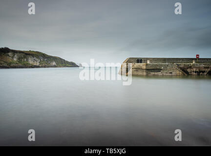 Eine heitere Portmuck Harbour, Islandmagee, County Antrim, Nordirland. Stockfoto