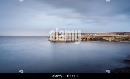 Eine heitere Portmuck Harbour, Islandmagee, County Antrim, Nordirland. Stockfoto