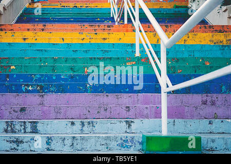 Treppen in Regenbogenfarben Hintergrund gemalt Stockfoto