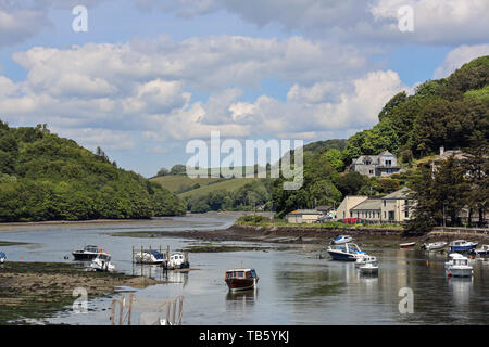 Fluss Looe von der Brücke verbindet Ost und West Looe. Anker Boote im Vordergrund. Cornwall. Stockfoto