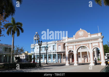 Jose Marti Park in Cienfuegos mit berühmten Triumphbogen, Kuba Stockfoto