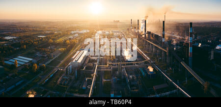 Industrielle Landschaft mit starker Verschmutzung durch eine große Fabrik produziert Stockfoto