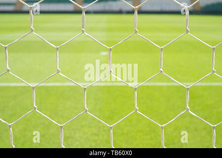 Detail der Fußballnetz gegen grünen Rasen hautnah Stockfoto