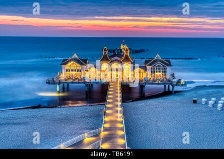 Meer Pier mit Restaurant vor Sonnenaufgang auf Rügen Insel gesehen, Deutschland Stockfoto