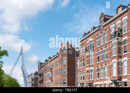 Rotterdam, Niederlande - 9. Mai 2019: Niederländische traditioneller Gebäude mit Erasmus Brücke im Hintergrund an einem sonnigen Tag Stockfoto