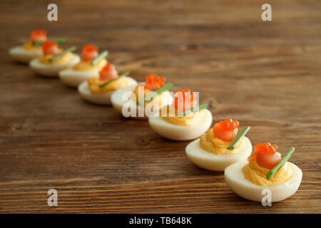 Leckere Russische Eier auf hölzernen Tisch Stockfoto