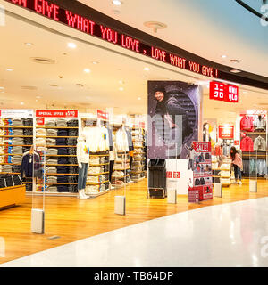 BANGKOK, THAILAND - Dezember 22, 2018: Vor der Uniqlo speichern. Luxus und modische Marke Fenster anzuzeigen. Winter Kollektion begrüßte die Weihnachten Stockfoto