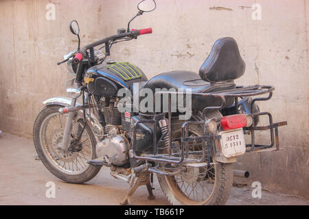 Ladakh, Jammu und Kaschmir, Indien - vom: 2. Mai 2019: Ein vintage Royal Enfield Bullet bike gegen Braun Wand in Ladakh geparkt Stockfoto