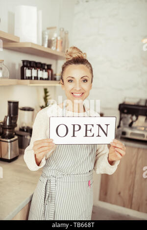 Wir sind geöffnet. Schönen Lächeln startup Inhaber Begrüßung der Gäste Ihres neuen Cafe. Stockfoto