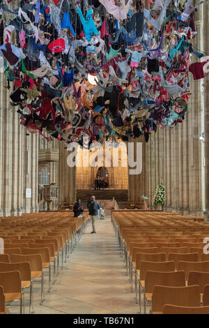 Kunst Installation von Arabella Dorman an der Kathedrale von Canterbury. Der uspened' schwebt drei Meter über dem Kirchenschiff. Canterbury, England, UK. Stockfoto