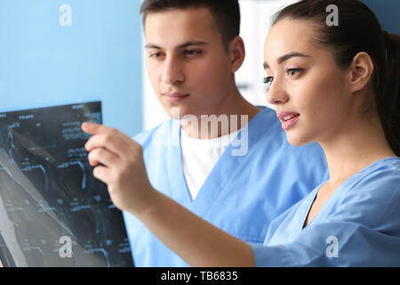 Junge Ärzte in Klinik Studium MRI-Scan Stockfoto