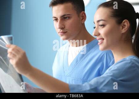 Junge Ärzte in Klinik Studium MRI-Scan Stockfoto