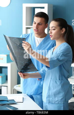 Junge Ärzte in Klinik Studium MRI-Scan Stockfoto