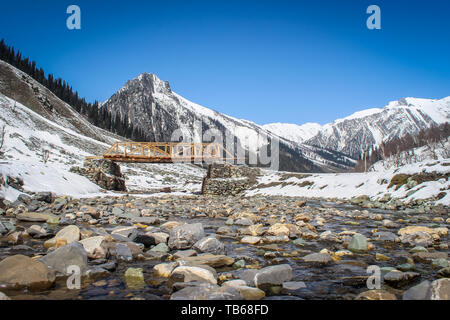 Eine neue Holzbrücke an einem kleinen Bach in der bergigen Region Sonmarg in Kaschmir Himalayas für Sockel Bewegung konstruiert. Hoch aufragenden Bergen Stockfoto