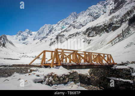 Eine Holzbrücke über einen kleinen Bach in der bergigen Region Sonmarg in Kaschmir Himalayas für Sockel Bewegung konstruiert Stockfoto