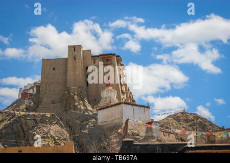 Ladakh, Jammu und Kaschmir, Indien: Vom - 3. Mai 2019: ein buddhistisches Kloster in Ladakh mit einem Hindu Tempel in den Vordergrund gegen den blauen Himmel mit scatt Stockfoto