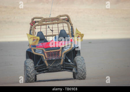 Ladakh, Indien: Vom - 8. Mai 2019: Ein off-road Wüste bike ATV in Ladakh, Indien. Abenteuer reitet auf ATV in Ladakh Wüste. Stockfoto