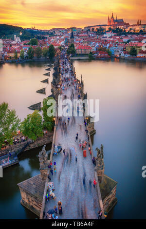 Unglaublich schöne Aussicht auf die Karlsbrücke (Karlov Most) und Prager Burg auf einem Sonnenuntergang im Sommer, Tschechische Republik, Europa - Bild Stockfoto