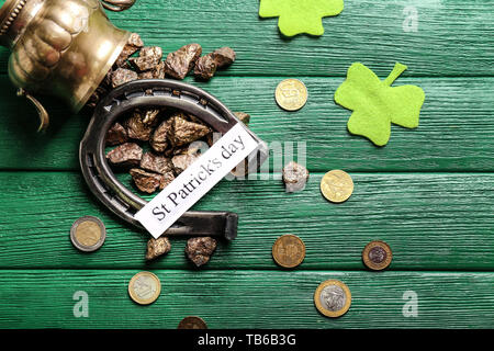 St. Patrick's Day Komposition mit Hufeisen und der Kobold Schatz auf Holz- Hintergrund Stockfoto