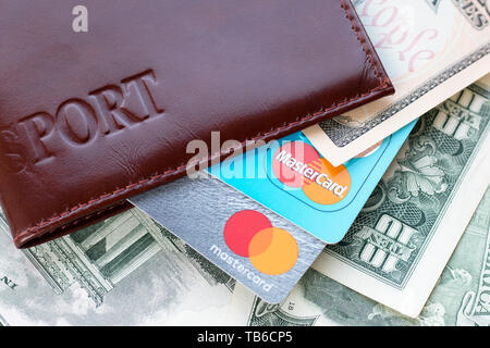 Moskau, Russland - Mai 2019: Reisepass, Kreditkarten mit Mastercard logo und US Dollar Banknoten. Bild kann für Themen wie Zahlung System verwendet werden, Bus Stockfoto