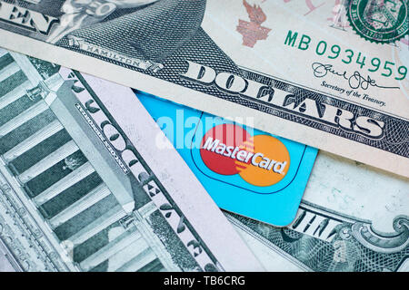 Moskau, Russland - Mai 2019: Kreditkarte mit Mastercard logo und US Dollar Banknoten Nahaufnahme. Bild kann für Themen wie Wirtschaft, Finanzen, Bank verwendet werden. Stockfoto