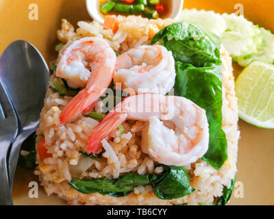 Gebratener Reis Garnelen und Gemüse Karotte chinesischen Kale grün und Gurke auf Platte - Thai Food Stockfoto