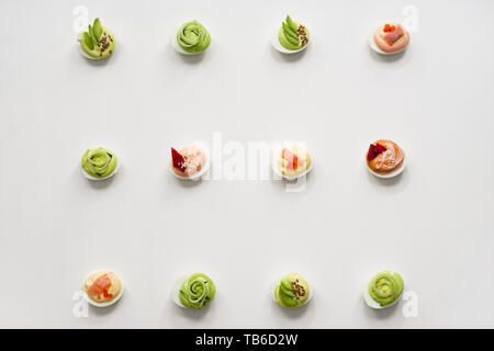 Leckere Russische Eier auf weißem Hintergrund Stockfoto