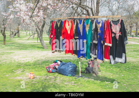 Srinagar, Jammu und Kaschmir, Indien - vom: 22. Mai 2019 - Die traditionellen bunten Kaschmir Kleider in einem Stall in Badamwari Kaschmir bei t Stockfoto