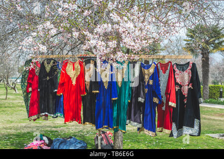 Srinagar, Jammu und Kaschmir, Indien - vom: 22. Mai 2019 - Traditionelle Kaschmir Kleider in einem Stall in Badamwari Kaschmir während der lokalen Mandel Stockfoto