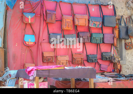 Ladakh, Indien: Veraltet - Mai 9, 2019: Handgemachte leder Frauen Geldbeutel auf Verkauf in einem Markt, in Ladakh. Stockfoto