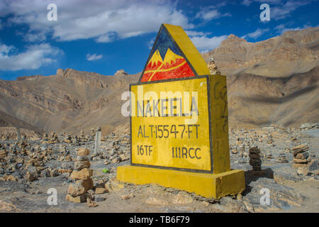 Ladakh, Jammu und Kaschmir, Indien: Veraltet - Mai 3, 2019: ein Meilenstein in der Nakeela Pass in Zanskar Ladakh Range auf dem Weg. Stockfoto