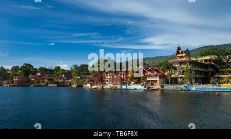 Häuser und Hotels am Lake Toba bei Tuk Tuk Halbinsel, Insel Samosir, Sumatra, Indonesien