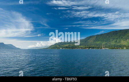 Blick über den See (Danau Toba, Horsik), und die Insel Samosir, Sumatra, Indonesien Stockfoto