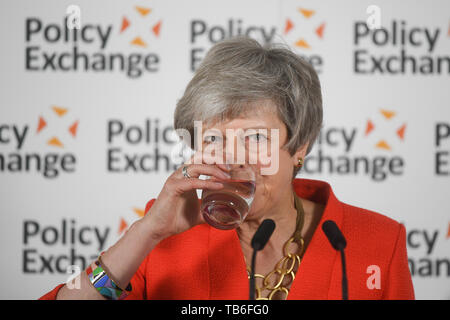 Premierminister Theresa May Getränke ein Glas Wasser gibt, wie Sie eine Rede im Zentrum von London bietet als Reaktion auf die Post-18 Ausbildung und Förderung. Stockfoto