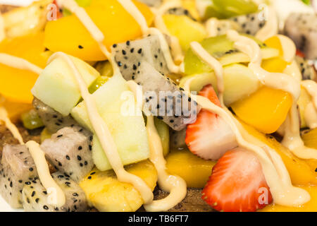 Bunter Salat von frischen Früchten Platte Stockfoto