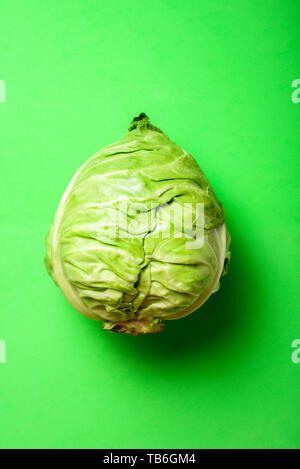Frischer Kohl Kopf auf hellgrüner Hintergrund Stockfoto
